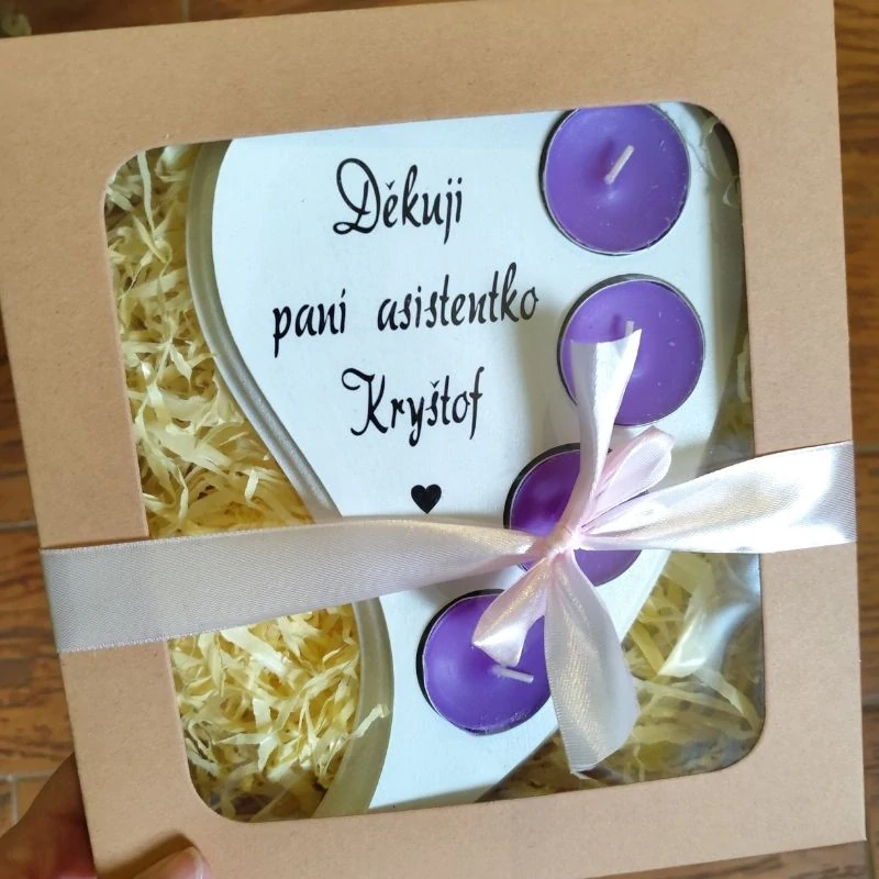 Dřevěný svícen pro paní asistentku bílý, fialové svíčky