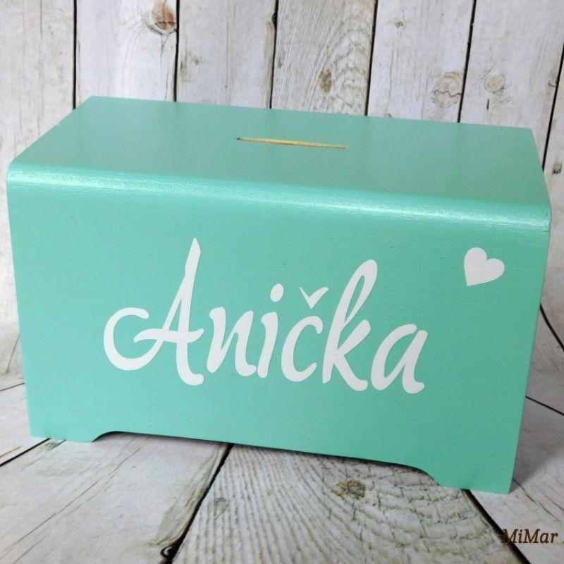 Dřevěná pokladnička se jménem mintová