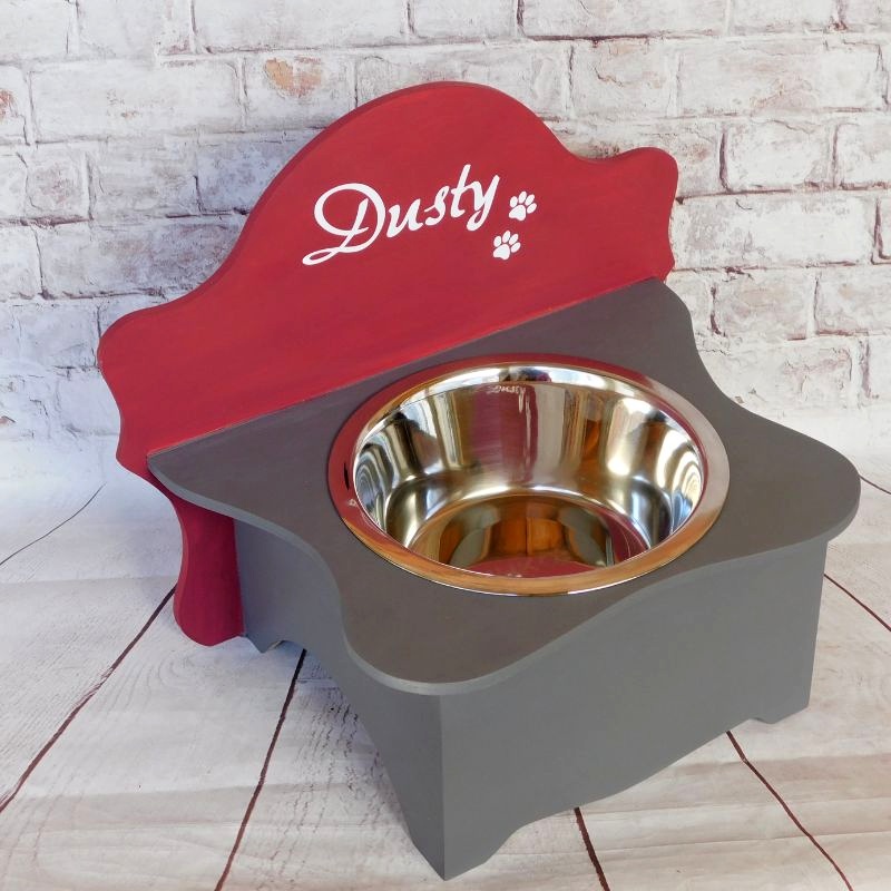 Dřevěný stojan na misku pro psy a kočky se jménem