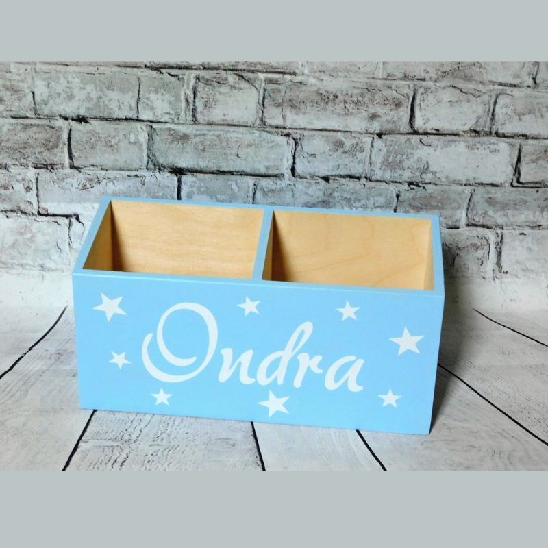 Stojánek na pastelky se jménem - světle modrý