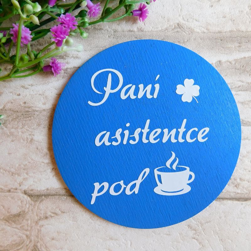 Dřevěný podtácek paní asistentce