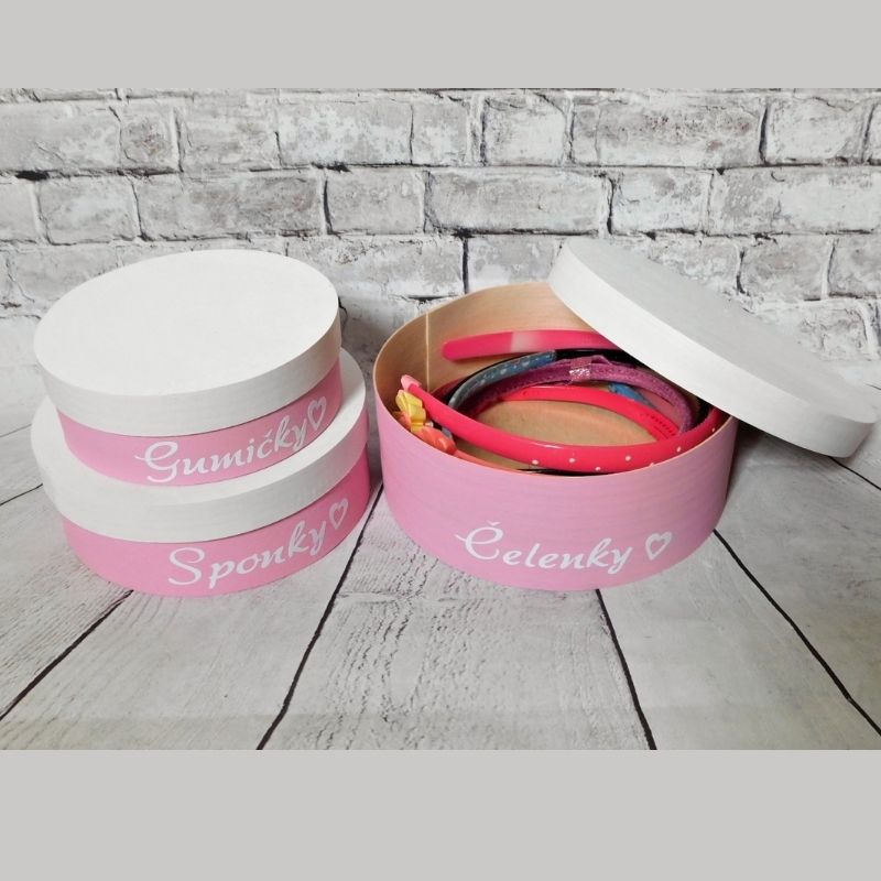 Kulatá dřevěná šperkovnice se jménem - růžová