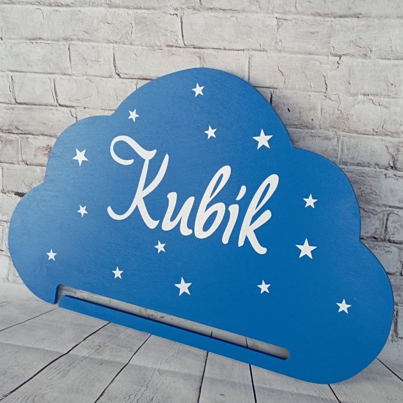 Modrý věšák na medaile se jmének Kubík