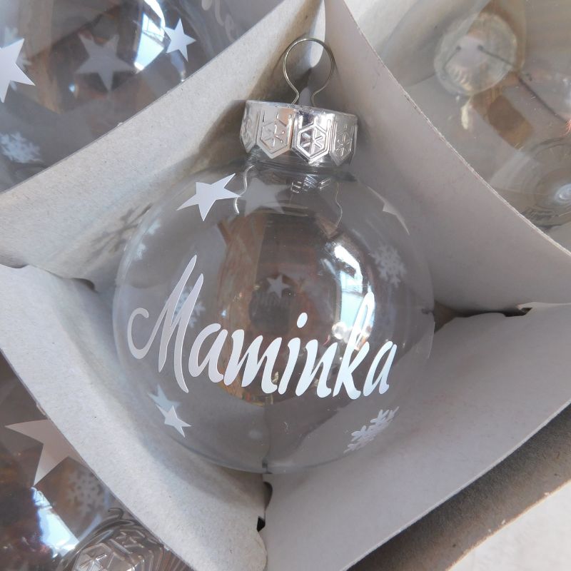 Plastová vánoční ozdoba s nápisem Maminka