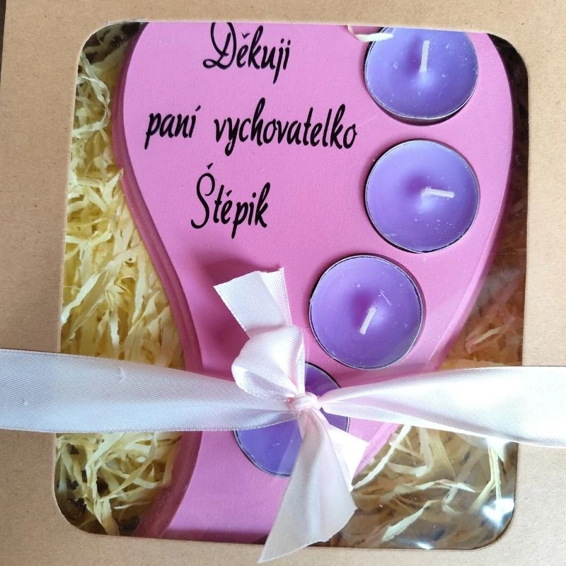 Dřevěný svícen pro paní vychovatelku