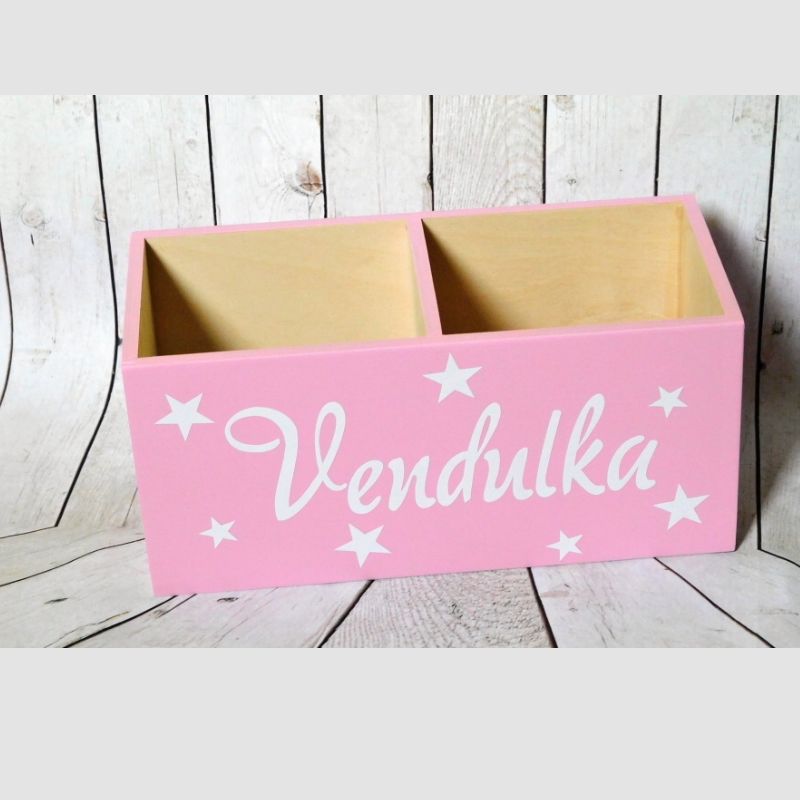 Dřevěný stojánek se jménem růžový