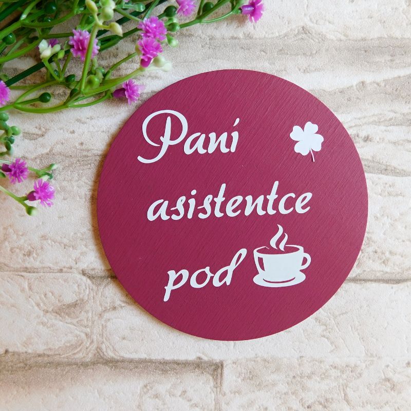 Dřevěný podtácek paní asistentce