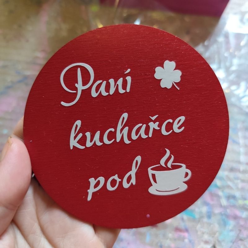 Dřevěný podtácek paní kuchařce