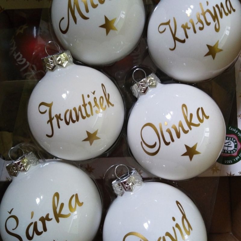 Skleněná vánoční ozdoba se jménem na přání - bílá/zlatá 7 cm