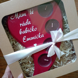 Dřevěný svícen pro babičku červený