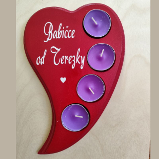 Dřevěný svícen babičce se věnováním červený