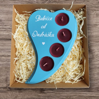 Dřevěný svícen babičce se věnováním tyrkys