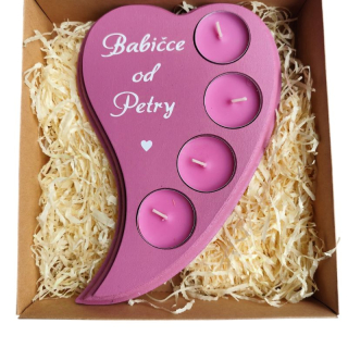 Dřevěný svícen babičce se věnováním růžovofialový