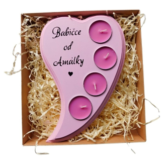 Dřevěný svícen babičce se věnováním světle růžový