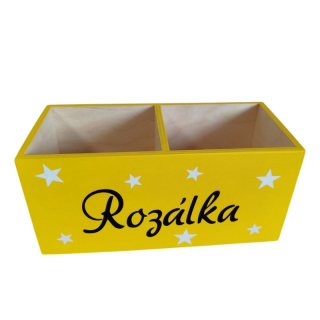 Pastelkovník se jménem žlutý, černé písmo, bílé hvězdy