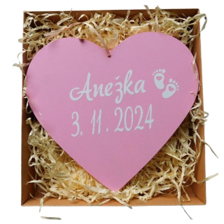 Dřevěné srdce se jménem a údaji