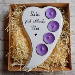 Dřevěný svícen pro paní asistentku bílý, fialové svíčky