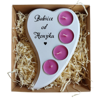 Dřevěný svícen babičce se věnováním bílý