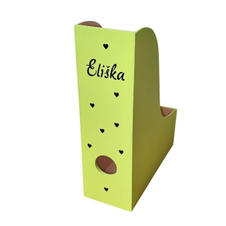 Dřevěný pořadač se jménem a srdíčky