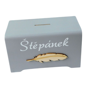 Kasička na peníze se jménem a pírkem