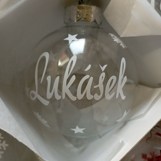 PLASTOVÁ vánoční baňka se jménem 8 cm - bílé písmo